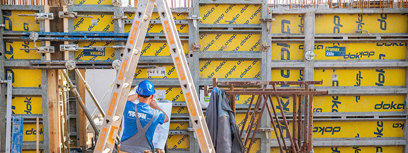 Bild von einem Beton- und Stahlbetonbauer auf der Baustelle