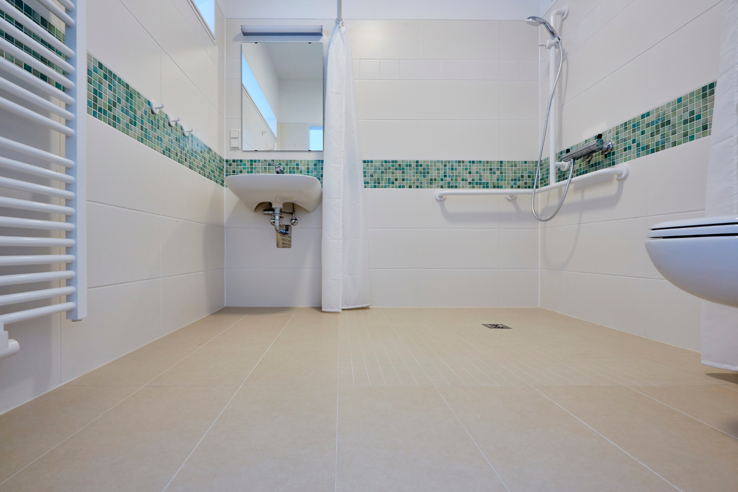Bild von einem barrierefreien, neu gefliesten Badezimmer