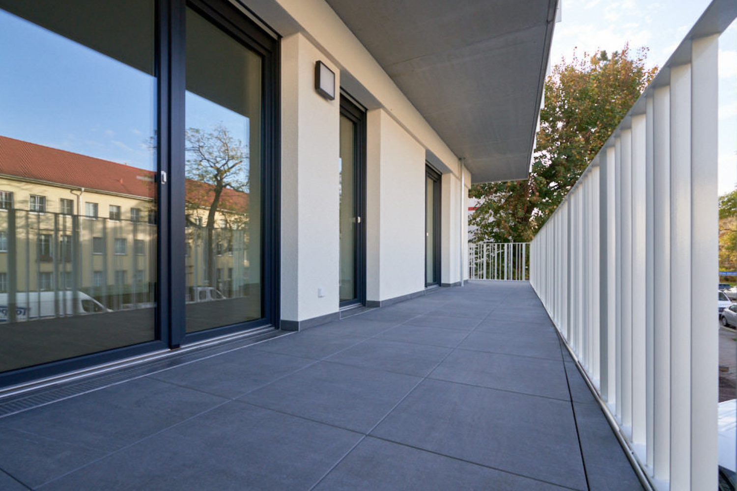 Bild von einem gelfiesten Balkon