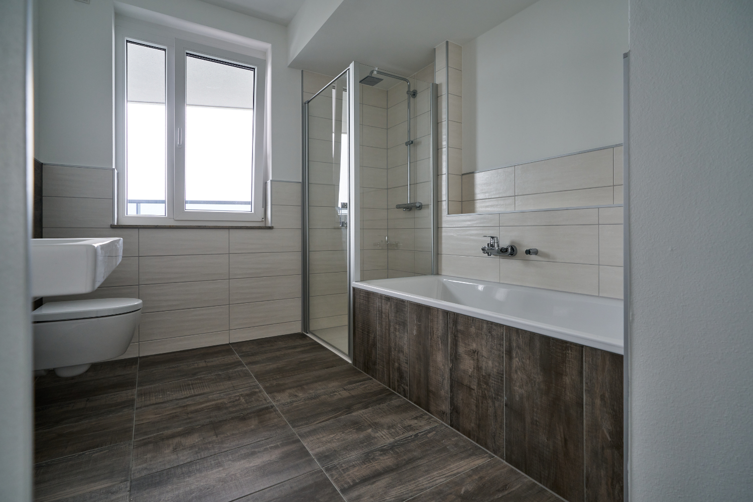 Bild von einem neu gefliesten Badezimmer