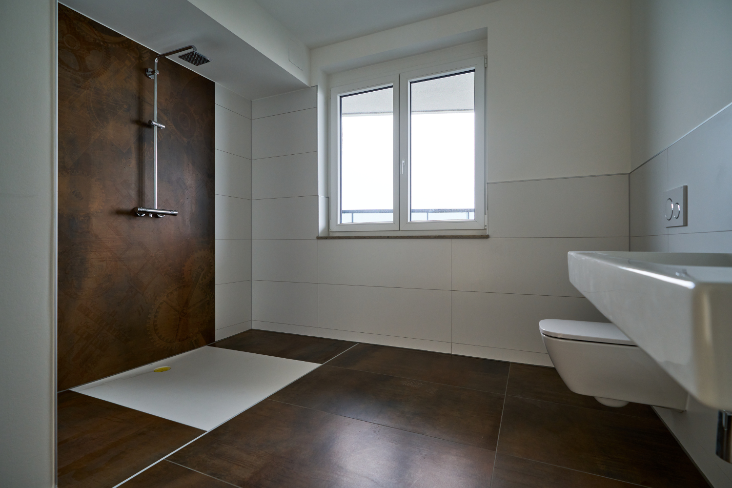 Bild von einem barrierefreien, neu gefliesten Badezimmer